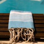 Fouta Azura By Eskise au bord de la piscine