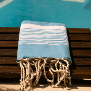 Fouta Azura By Eskise au bord de la piscine