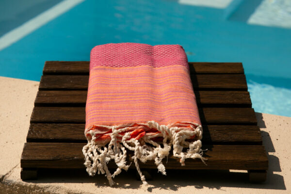 Fouta Hika By Eskise au bord de la piscine