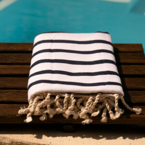 Fouta La Marinière By Eskise au bord de la piscine
