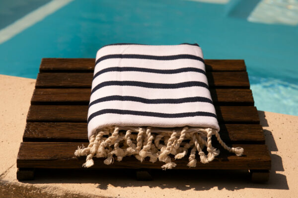 Fouta La Marinière By Eskise au bord de la piscine