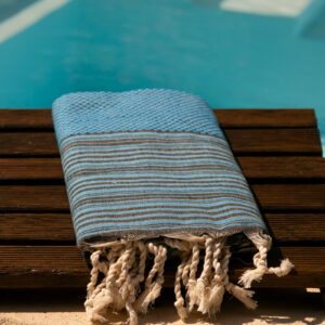 Fouta Miris By Eskise au bord de la piscine