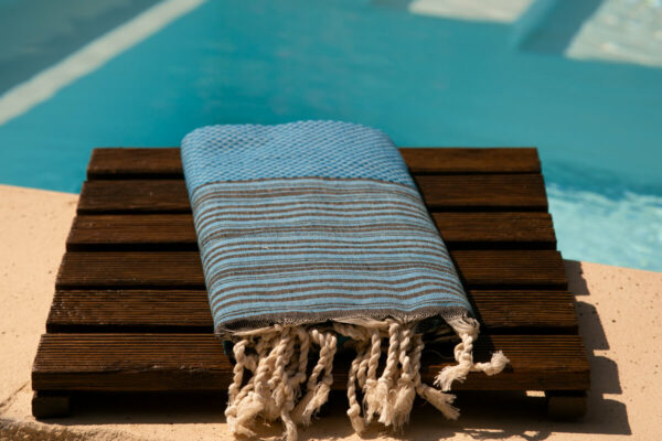 Fouta Miris By Eskise au bord de la piscine