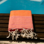 Fouta Onna By Eskise au bord de la piscine