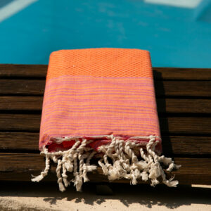 Fouta Onna By Eskise au bord de la piscine