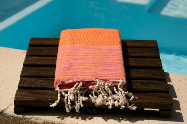 Fouta Onna By Eskise au bord de la piscine