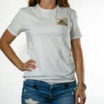 tee shirt carte postale mont st michel eskise blanc porté par une femme
