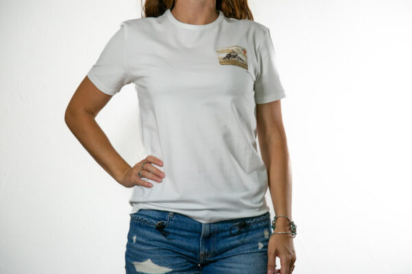 tee shirt carte postale mont st michel eskise blanc porté par une femme