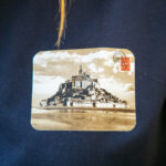Gros plan carte postale mont st michel tee shit eskise