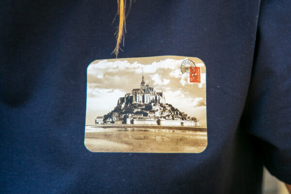Gros plan carte postale mont st michel tee shit eskise