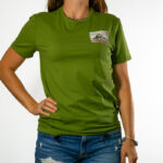 tee shirt carte postale mont st michel eskise kaky porté par une femme