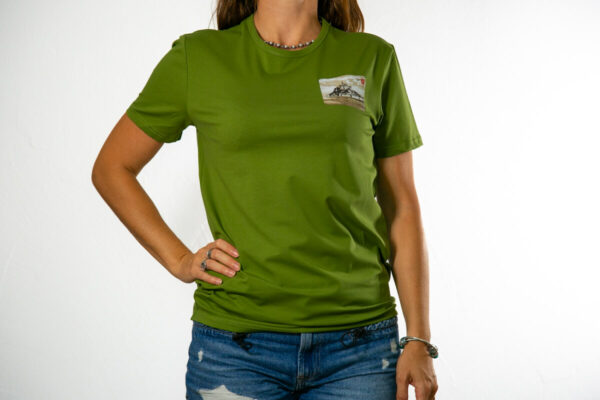 tee shirt carte postale mont st michel eskise kaky porté par une femme