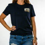 tee shirt carte postale mont st michel eskise navy porté par une femme