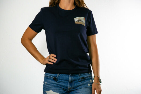 tee shirt carte postale mont st michel eskise navy porté par une femme