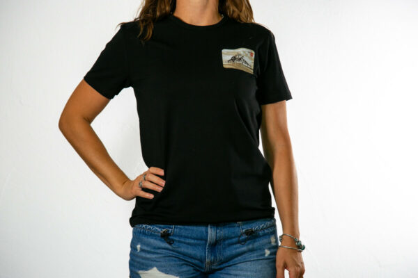 tee shirt carte postale mont st michel eskise noir porté par une femme