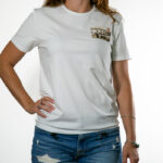 tee shirt carte postale pont du gardl eskise blanc porté par une femme