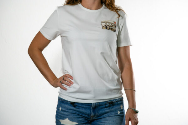 tee shirt carte postale pont du gardl eskise blanc porté par une femme