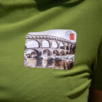 Gros plan carte postale pont du gard tee shit eskise