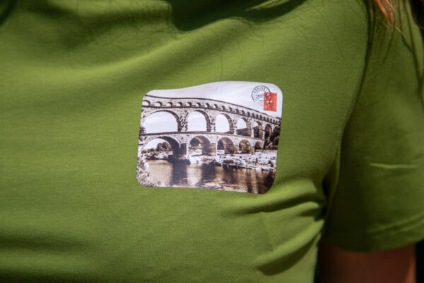 Gros plan carte postale pont du gard tee shit eskise