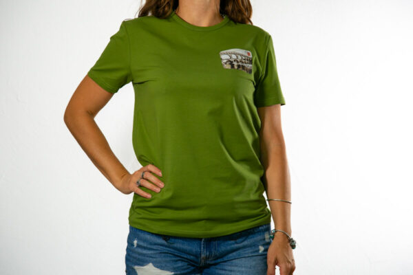 tee shirt carte postale pont du gardl eskise kaki porté par une femme