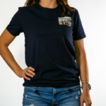 tee shirt carte postale pont du gardl eskise navy porté par une femme