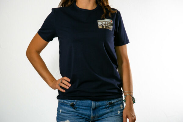 tee shirt carte postale pont du gardl eskise navy porté par une femme