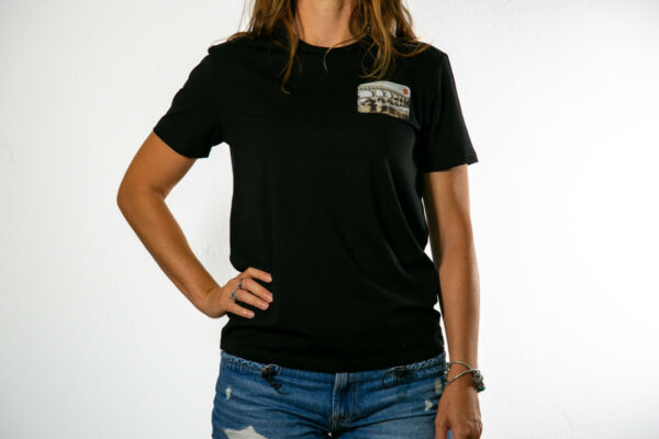 tee shirt carte postale pont du gardl eskise noir porté par une femme
