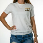 tee shirt carte postale tour Eiffel eskise blanc porté par une femme