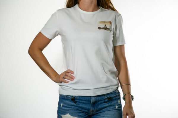 tee shirt carte postale tour Eiffel eskise blanc porté par une femme