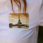 Gros plan carte postale tour eiffel tee shit eskise