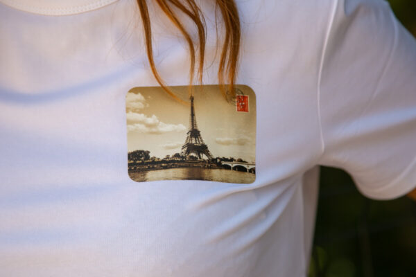 Gros plan carte postale tour eiffel tee shit eskise