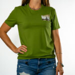 tee shirt carte postale tour Eiffel eskise kaki porté par une femme