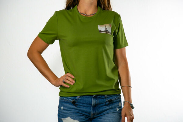 tee shirt carte postale tour Eiffel eskise kaki porté par une femme