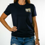 tee shirt carte postale tour Eiffel eskise navy porté par une femme