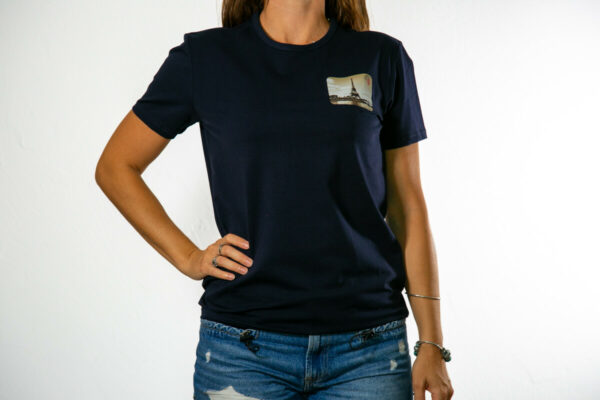 tee shirt carte postale tour Eiffel eskise navy porté par une femme