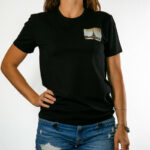 tee shirt carte postale tour eiffeil eskise noir porté par une femme