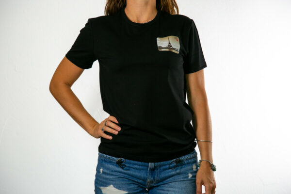 tee shirt carte postale tour eiffeil eskise noir porté par une femme