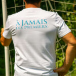 Tee shirt Om A jamais les premier 1993 by eskise porté par un homme devant une cage de foot