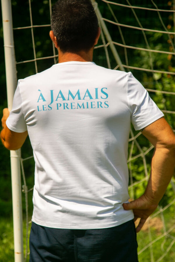 Tee shirt Om A jamais les premier 1993 by eskise porté par un homme devant une cage de foot