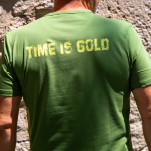 tee shirt fun time is gold eskise kaki porté par un homme