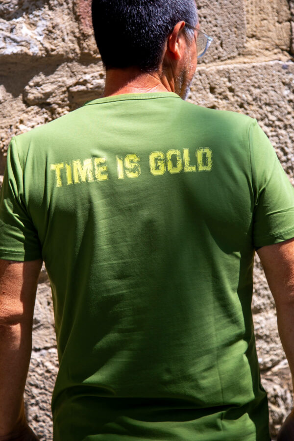 tee shirt fun time is gold eskise kaki porté par un homme