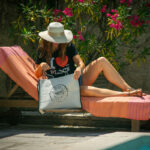 une femme sexy cherche dans son sac de plage tote bag eskise