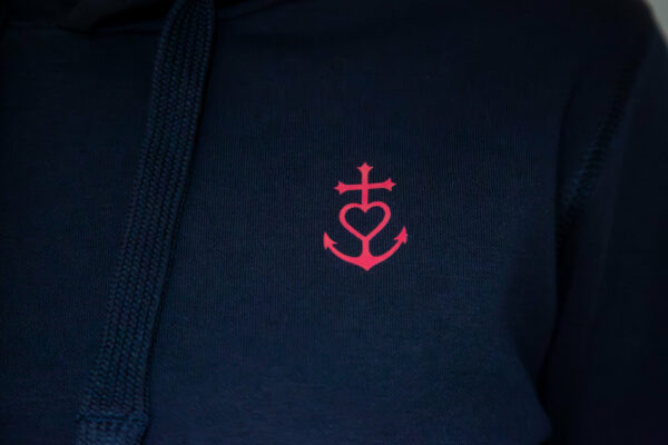 logo Croix Camarguaise rose sur sweat