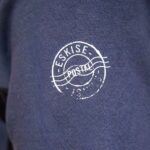 Logo eskise blanc sur manche sweat