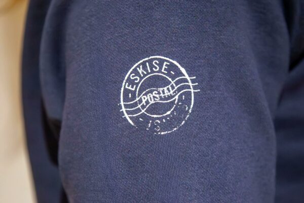 Logo eskise blanc sur manche sweat