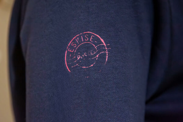 logo eskise rose sur manche sweat